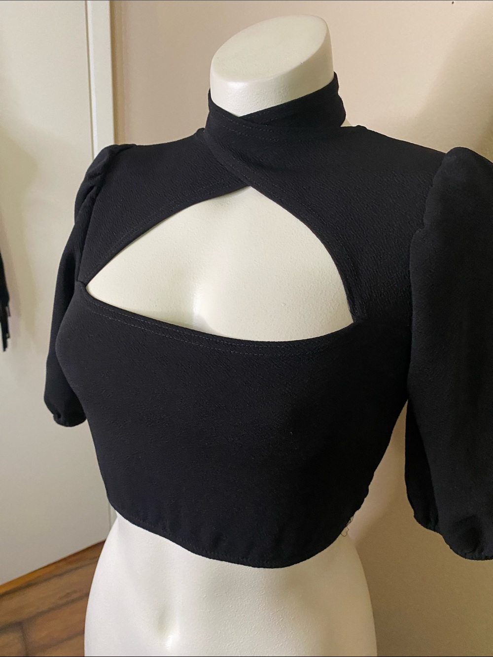 Prettylittlething Womens Black Cutout Crop Top with Twist Neck 4